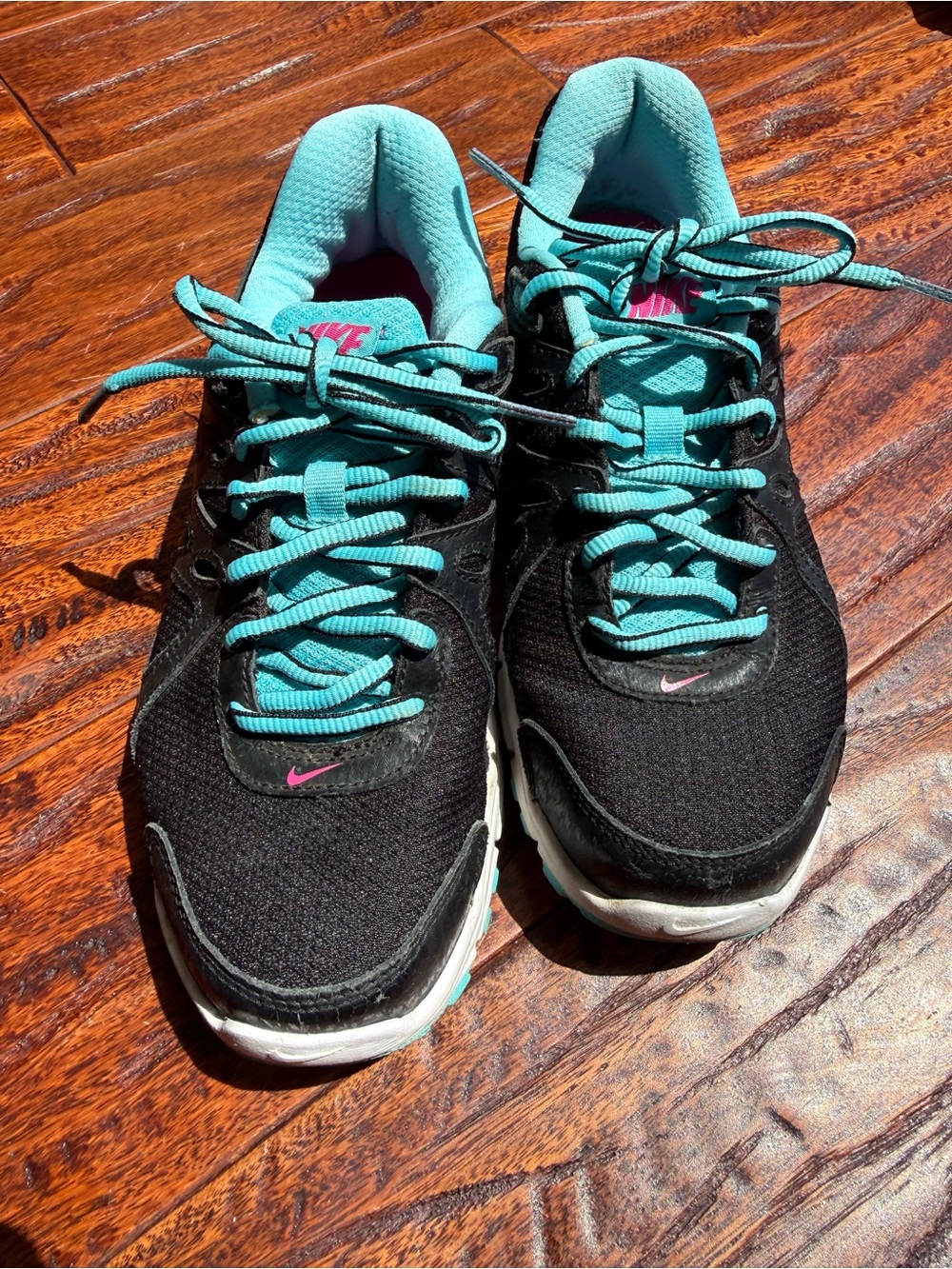 Nike Women’s Black & Teal Athletic Running Shoes with Pink Logo